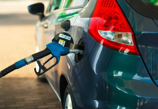 Εσωτερικη αυτοκινήτων ανεφοδιασμού καυσίμων σε ένα πρατήριο βενζίνης — Φωτογραφία Αρχείου