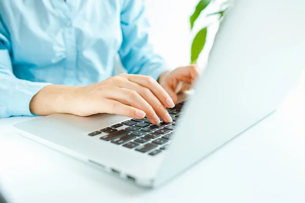 Vrouw kantoor werknemer te typen op het toetsenbord — Stockfoto
