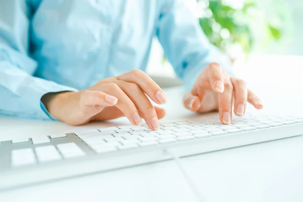 Vrouw kantoor werknemer te typen op het toetsenbord — Stockfoto