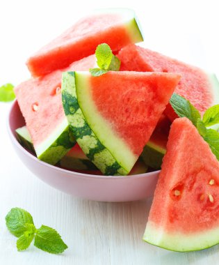 Üçgen dilimler Beyaz ahşap backgr nane ile karpuz