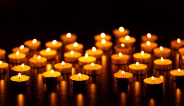 Birçok yanan mum sığ alan derinliğine sahiptir.