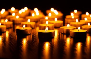 Birçok yanan mum sığ alan derinliğine sahiptir.