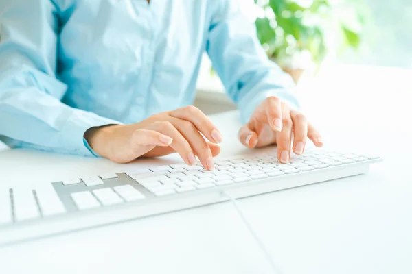 Trabajadora de oficina escribiendo en el teclado —  Fotos de Stock