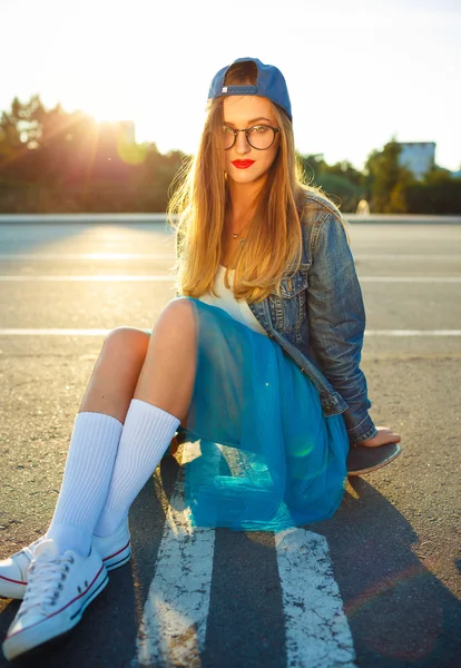 Outdoor fashion closeup summer portrait of pretty young woman po — Stock Photo, Image