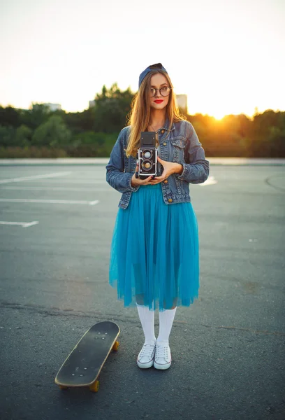 Sommer-Lifestyle-Porträt eines Hipster-Mädchens mit alter Kamera — Stockfoto