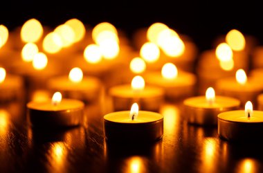 Birçok yanan mum sığ alan derinliğine sahiptir.