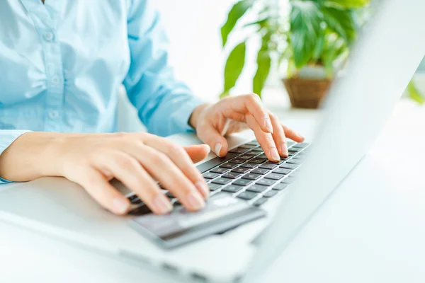 Trabajadora de oficina escribiendo en el teclado —  Fotos de Stock