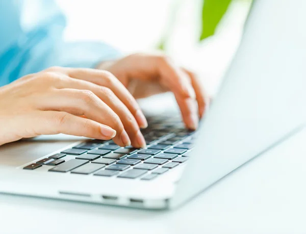 Woman office worker typing on the keyboard — Stock Photo, Image