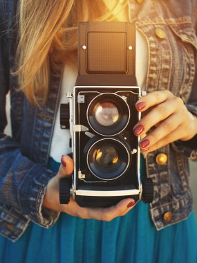 Hippi kız eski fotoğraf makinesi ile yaz yaşam tarzı portresi