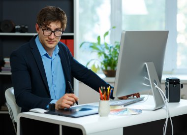 Ev ofis çalışma yakışıklı genç