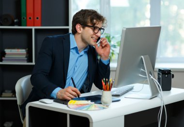 Ev ofis çalışma yakışıklı genç