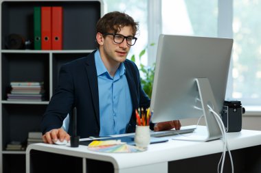 Ev ofis çalışma yakışıklı genç