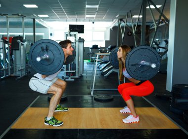 Atletik erkek ve kadın ile Halter salonunda ağız kavgası yapıyor