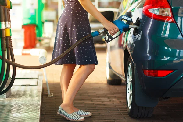 Женщина заправляет машину бензином. — стоковое фото