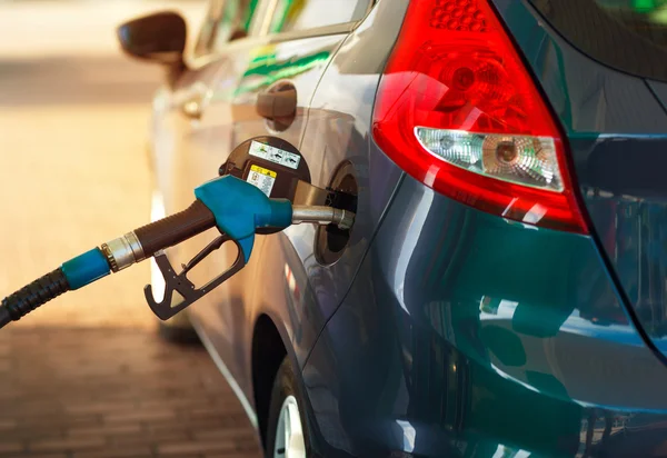 Reabastecimento de carro em um posto de gasolina de perto — Fotografia de Stock