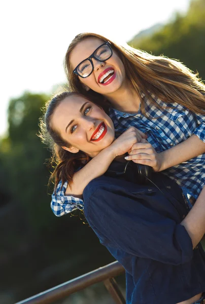 Duas jovens mulheres divertidas se divertindo ao ar livre — Fotografia de Stock