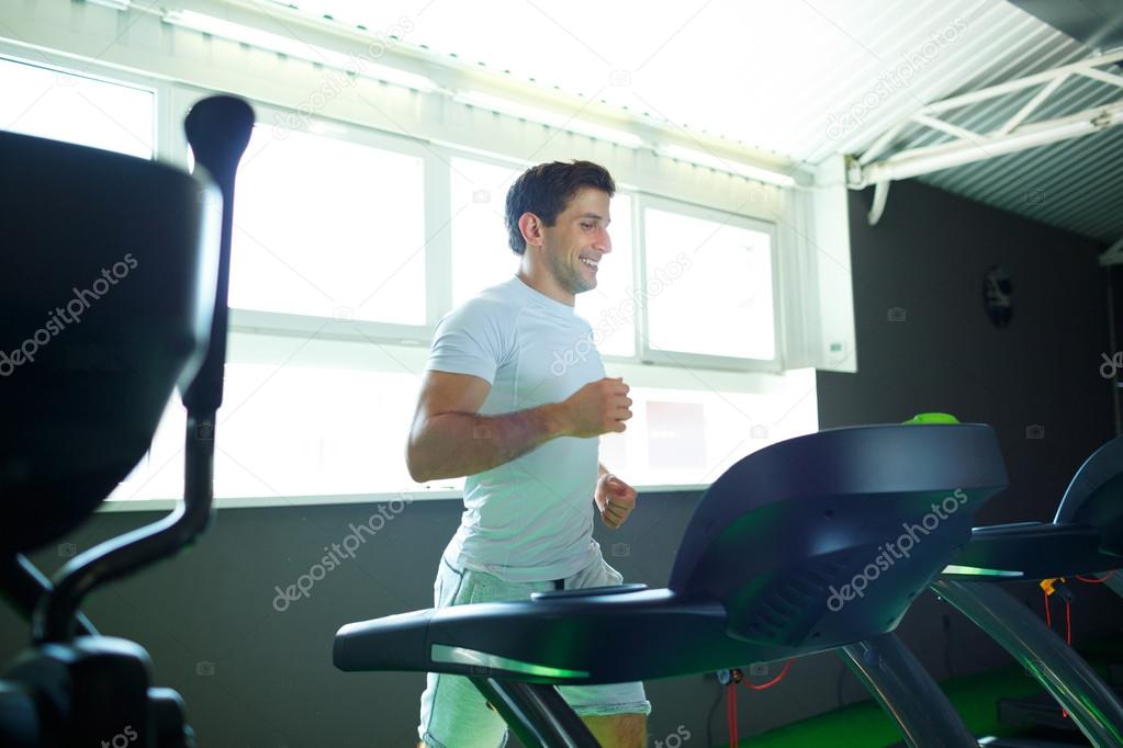 Erkek spor salonunda standart eğitim programı Erkek spor salonunda standart eğitim programı