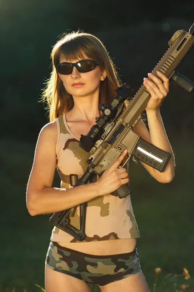 Fiatal gyönyörű lány, egy vadászpuska, egy szabadtéri — Stock Fotó