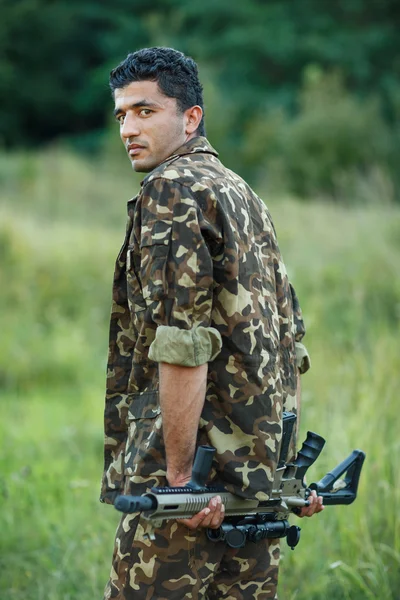 Adam bir av tüfeği ile kamuflaj Arap uyruklu — Stok fotoğraf