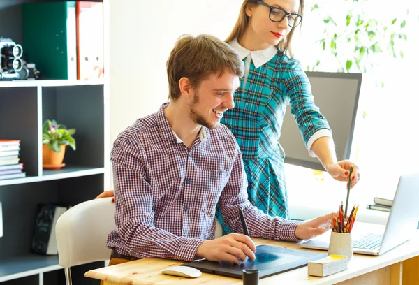 Belle jeune femme et homme travaillant à la maison — Photo