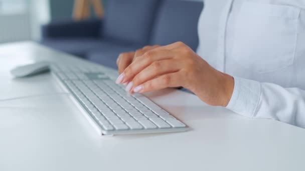 Des femmes tapant sur un clavier d'ordinateur. Concept de télétravail. — Video