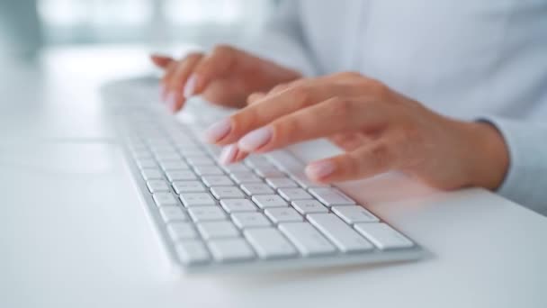 Mani femminili digitando su una tastiera del computer. Concetto di lavoro a distanza. — Video Stock