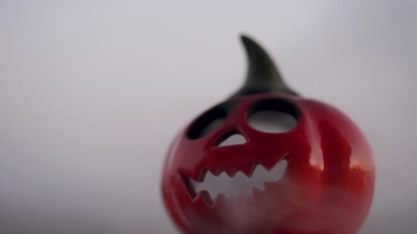 Halloween Jack-o-Lantern avec bougie allumée à l'intérieur. Symbole Halloween. Automne Toussaint. — Video