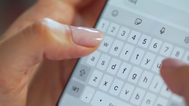 Hände tippen Text in Nahaufnahme auf dem Smartphone — Stockvideo