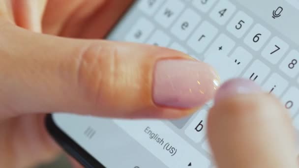 Handen typen tekst op smartphone close-up — Stockvideo