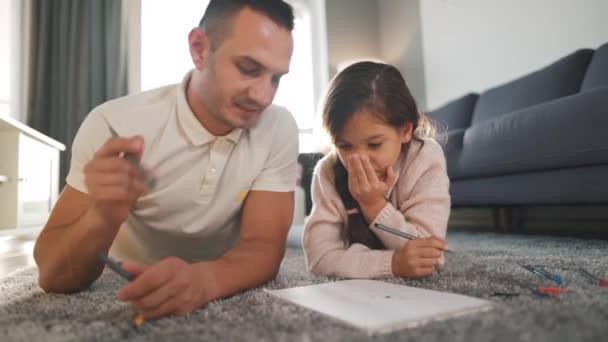 Vater und Tochter haben Spaß und malen gemeinsam. Konzept einer glücklichen Familie und qualitativ hochwertiger Freizeit — Stockvideo
