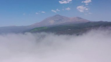 Tenerife adası üzerinde bulutların üzerinde uçmak - yerleşim yerleri ve Teide volkanı manzarası. Kanarya Adaları, İspanya