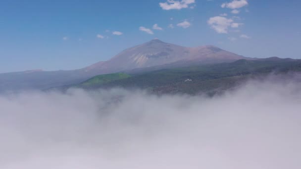 Літаючи над хмарами над островом Тенерифе - видом на поселення й вулкан Тейде. Канарські острови (Іспанія) — стокове відео