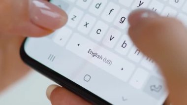 Akıllı telefondan yazı yazan eller yakın plan.