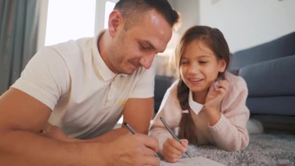 Baba ve kızı birlikte resim yapıp eğleniyorlar. Mutlu bir aile kavramı ve kaliteli bir eğlence zamanı. — Stok video