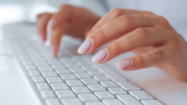 Γυναικεία χέρια πληκτρολογούν σε ένα πληκτρολόγιο υπολογιστή. Έννοια της απομακρυσμένης εργασίας. — Αρχείο Βίντεο