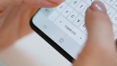 Akıllı telefondan yazı yazan eller yakın plan.