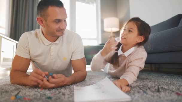 Far och dotter har kul och målar tillsammans. Begreppet lycklig familj och fritid av hög kvalitet — Stockvideo