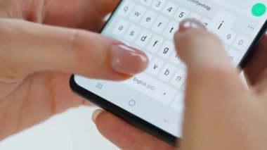 Akıllı telefondan yazı yazan eller yakın plan.