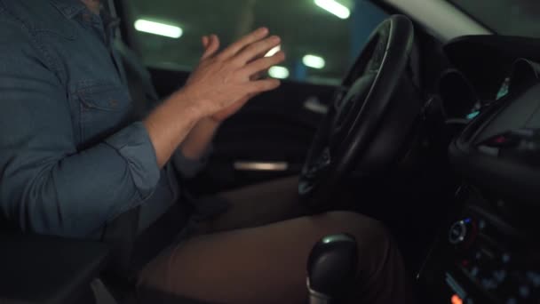 Hombre conduciendo en coche automatizado innovador usando piloto automático de auto-estacionamiento para estacionar en el estacionamiento — Vídeo de stock