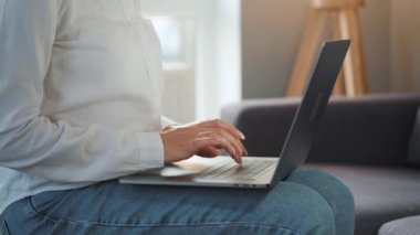 Gün batımına karşı dizüstü bilgisayarda çalışan yakın plan kadın. Uzak çalışma kavramı.