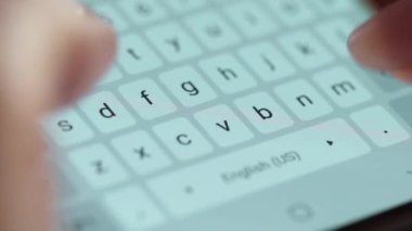 Akıllı telefondan yakın planda yazı yazan eller. Akşamları akıllı telefonları kullanarak.