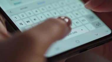 Akıllı telefondan yakın planda yazı yazan eller. Akşamları akıllı telefonları kullanarak.