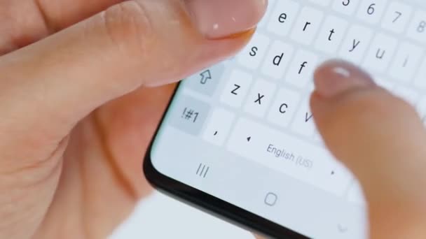Κείμενο πληκτρολόγησης χεριών σε κοντινό smartphone — Αρχείο Βίντεο