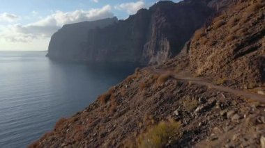 Tenerife, Kanarya Adaları, İspanya 'daki Los Gigantes Kayalıkları' nın havadan görünüşü. Atlantik kıyısı
