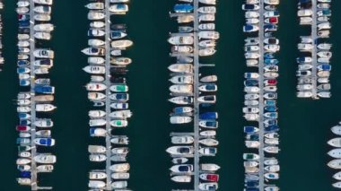 Yat ve teknelerle dolu liman manzarası, Tenerife, Kanarya, İspanya. Zaman aşımı