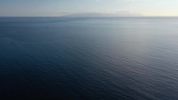 Fliegen über die blaue Oberfläche des Meeres oder Ozeans — Stockvideo