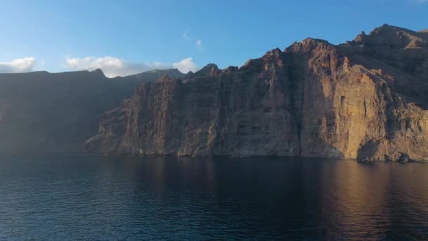 Luftaufnahme der Klippen von Los Gigantes auf Teneriffa, Kanarische Inseln, Spanien. Atlantikküste — Stockvideo