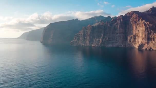 Tenerife, Kanarya Adaları, İspanya 'daki Los Gigantes Kayalıkları' nın hava hızında düşüşü — Stok video