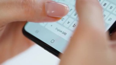 Akıllı telefondan yazı yazan eller yakın plan.