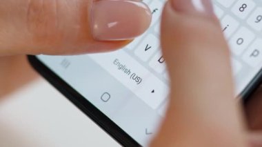 Akıllı telefondan yazı yazan eller yakın plan.